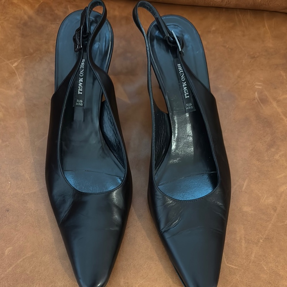 Bruno Magli women’s designer sz 9 US / 40 EU Black Pointed-Toe Slingback Heels